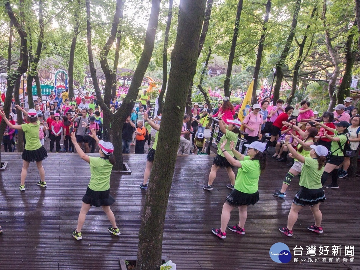 桃園區體育會於虎頭山公園舉辦親子運動嘉年華千人健走活動。