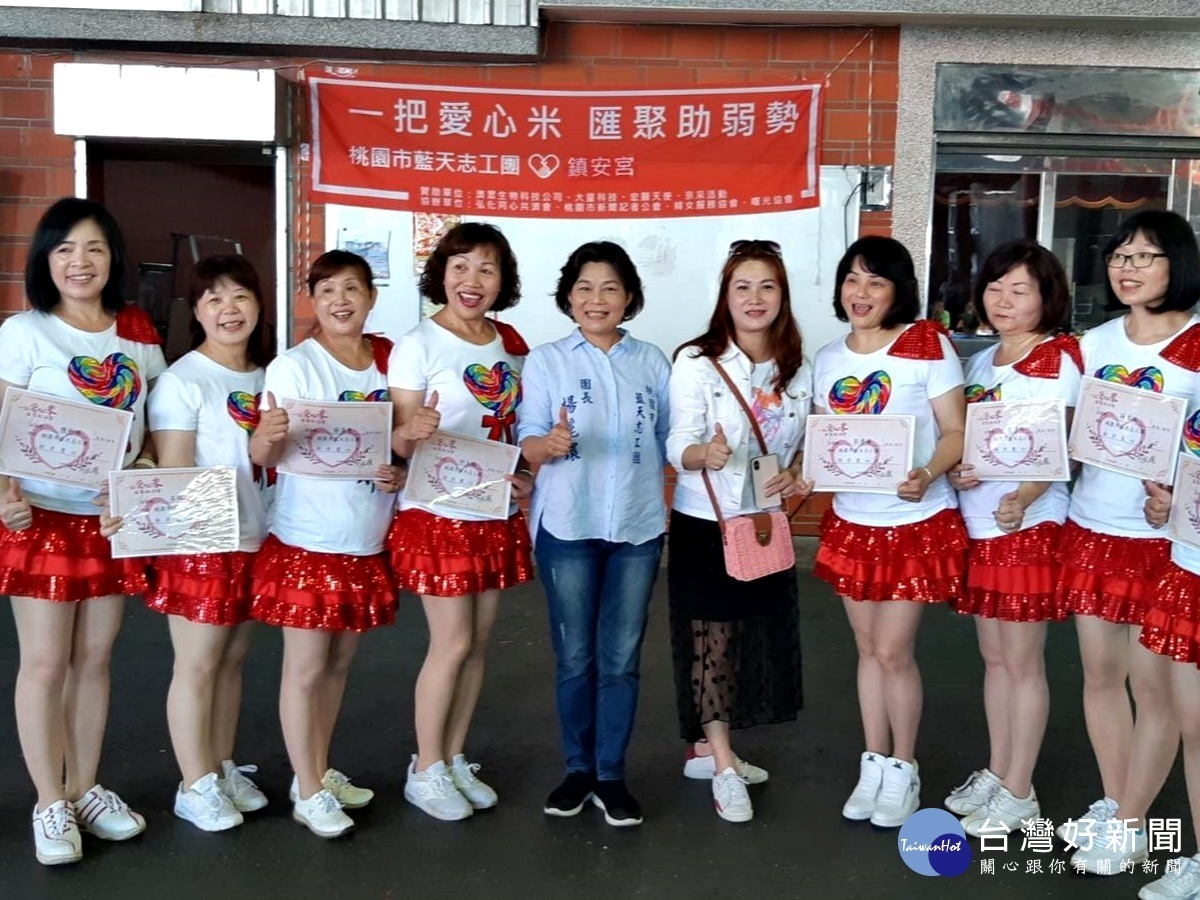 捐米活動列車抵達鎮安宮 楊麗環闡述治國理念(楊麗環在活動中頒發藍天愛心天使證書給受邀表演的團體與個人)