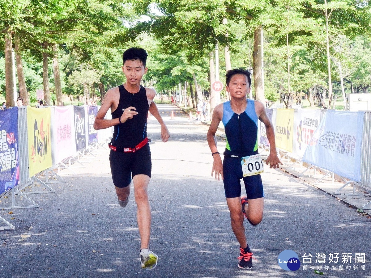 「2018桃園市全國小鐵人三項錦標賽」中，小朋友於馬拉松項目中全力競逐的情形。