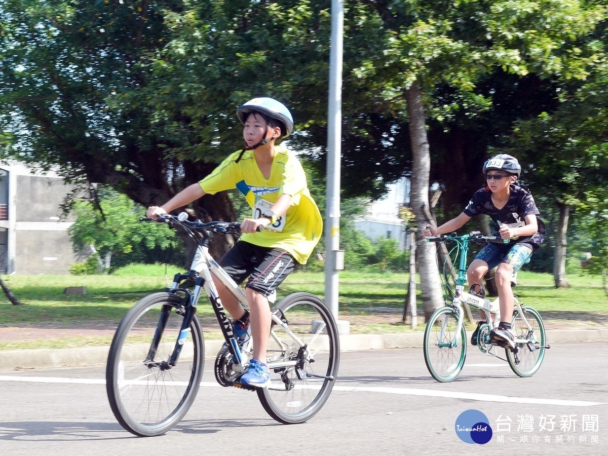 「2018桃園市全國小鐵人三項錦標賽」中，小朋友於自行車項目中全力競逐的情形。