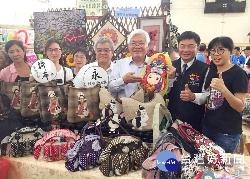 縣長李進勇及鎮長張勝智在陳聰明校長陪同下參觀海線社區大學成果展,肯定師生多元學習的活力與豐富性。
