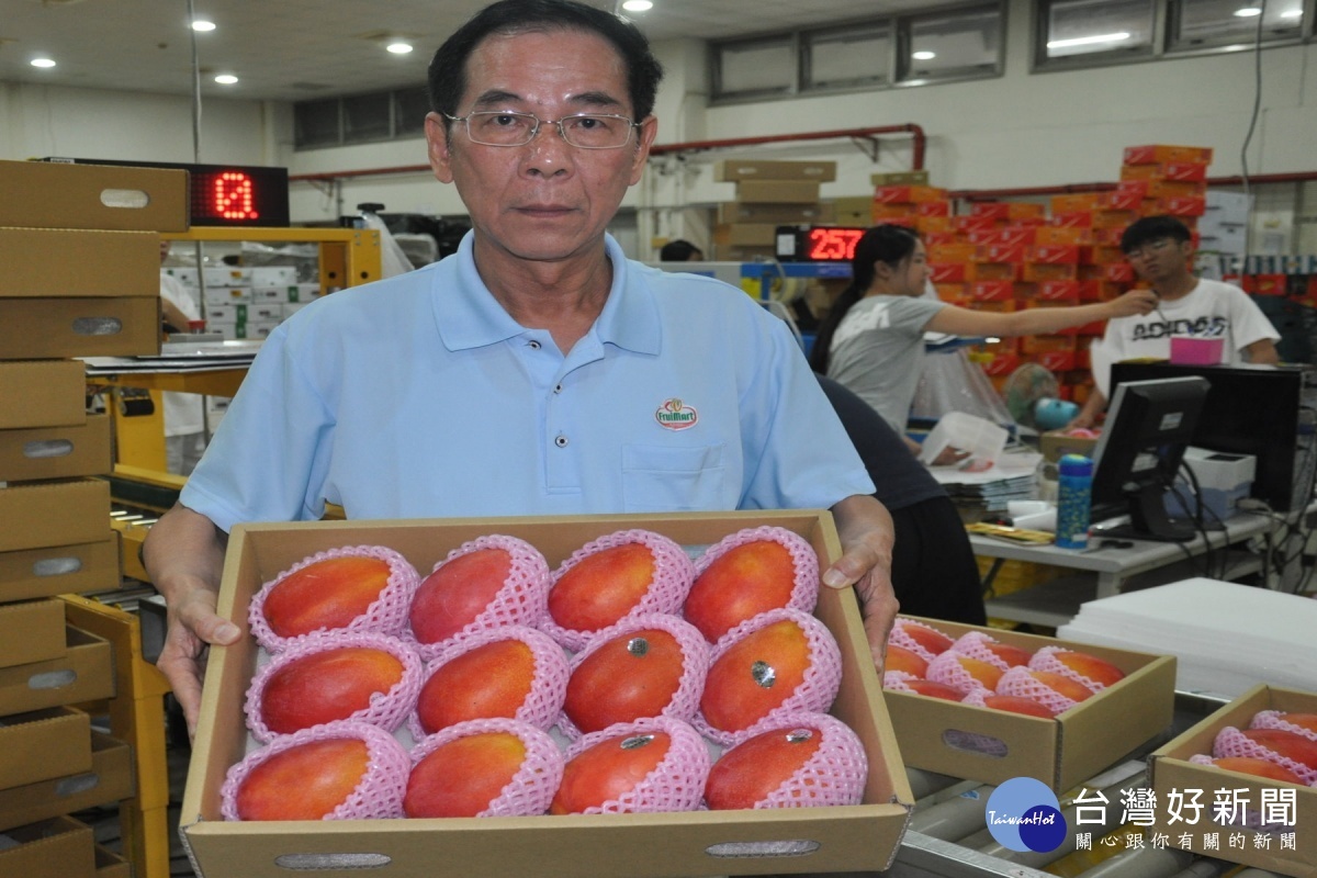 李威雄總經理展示外銷日韓的愛文芒果。