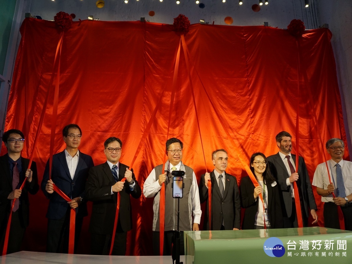 桃園市長鄭文燦、經濟部中小企業處長吳明機等人共同為「新明青年創業基地」揭幕。