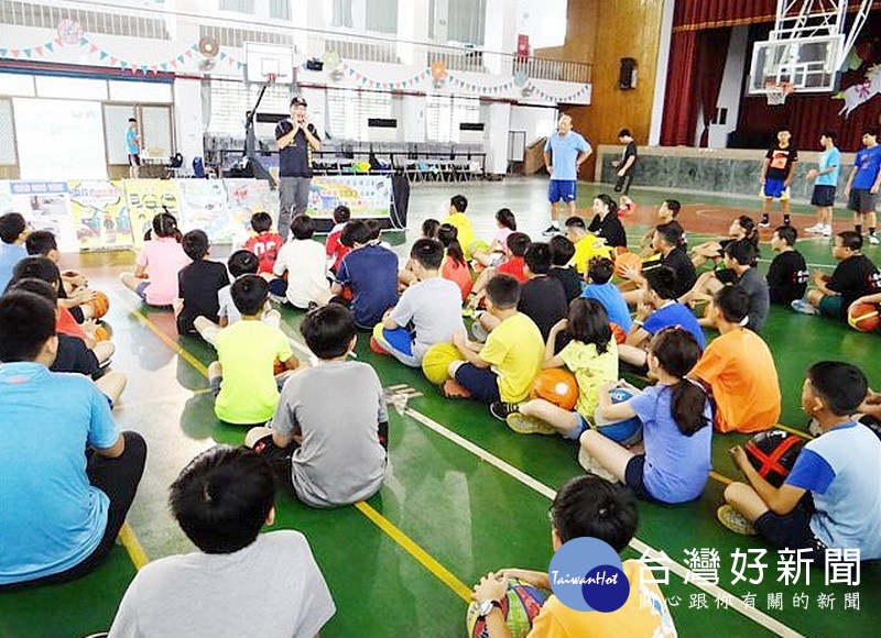 虎尾警分局提倡青少年朋友從事正當休閒,結合雲林縣犯罪被害人保護協會及虎尾鎮體育會籃球委員會舉辦「預防犯罪被害宣導暨暑假籃球育樂營」活動。(記者陳昭宗拍攝)