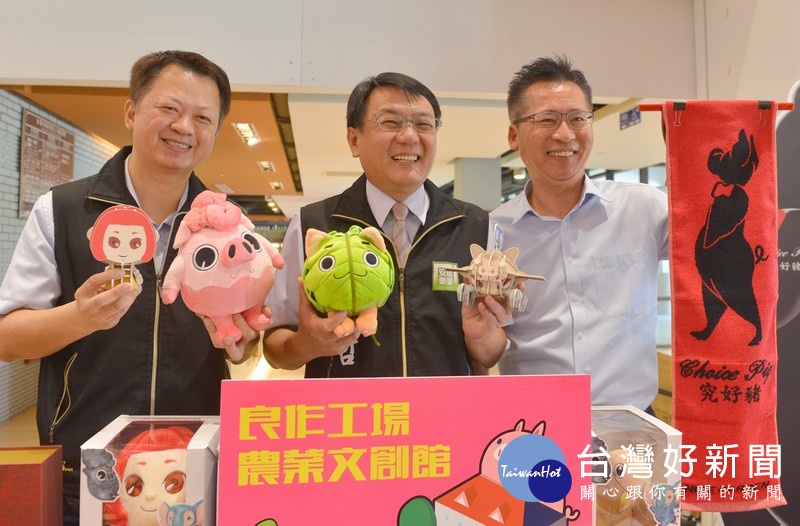 副縣長丁彥哲、建設處長蘇孔志及觀光工廠業者代表共同行銷,推出多項產品優惠要讓大小朋友的暑假好吃又好玩。(記者陳昭宗拍攝)