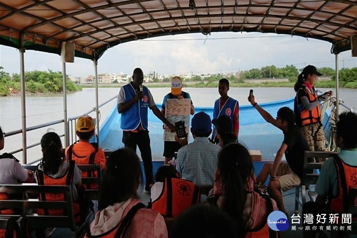 4位分別來自烏干達與坦尚尼亞的國際生，則解說河川巡守隊水質檢測的過程。