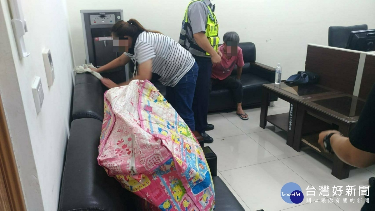 陳姓老翁遭公雞抓傷,警方將他帶離。