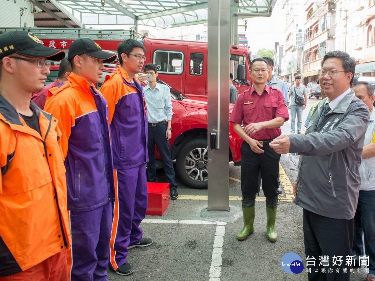 關心復興區受到瑪莉亞風災影響情形，桃園市長鄭文燦前往復興消防分隊，慰勉待命整備的消防同仁。