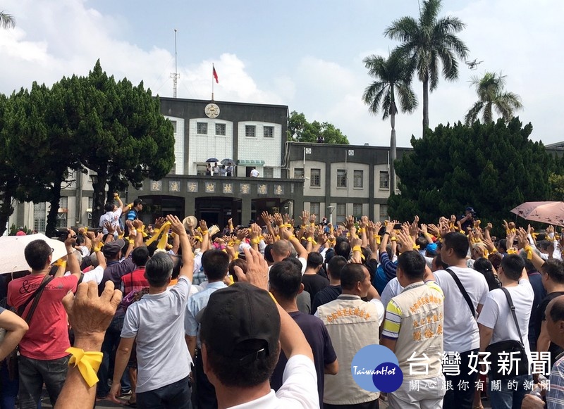 支持者手繫黃絲帶到雲林地檢署前高喊「司法不公、政治迫害」,情義相挺老縣長張榮味。(記者陳昭宗拍攝)