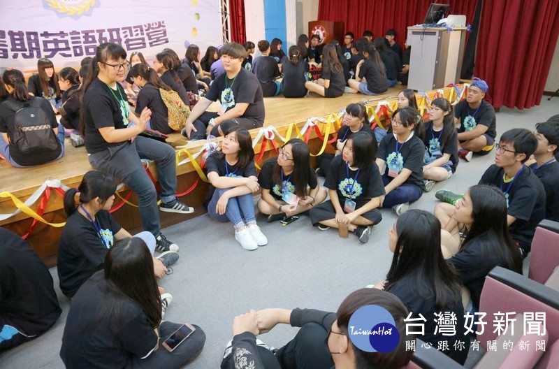 全國南區高級中等學校學生暑期英語學習營,除進行相關英語學習課程,亦前往朝天宮進行走讀笨港,透過觀光英語了解北港在地文化。(記者陳昭宗拍攝)