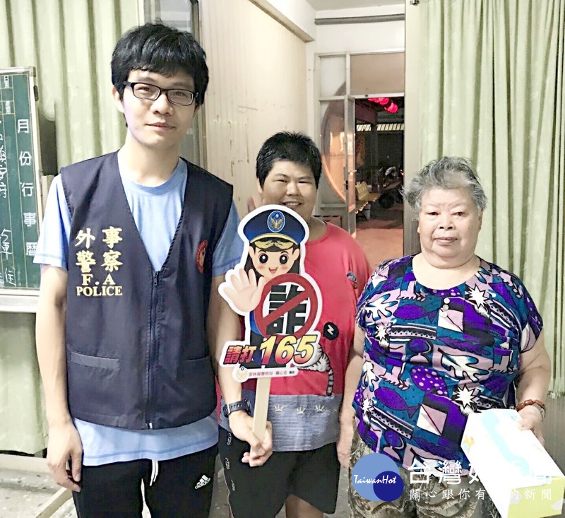 北港分局下崙派出所於福安宮舉辦社區治安會議,宣導青春專案擴大預防犯罪、婦幼安全、警政APP、防詐騙、勿酒駕及交通安全送安全帽活動。(記者陳昭宗拍攝)