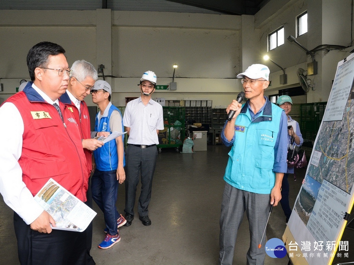 桃園市長鄭文燦視察桃園水情中心時聽取相關簡報。