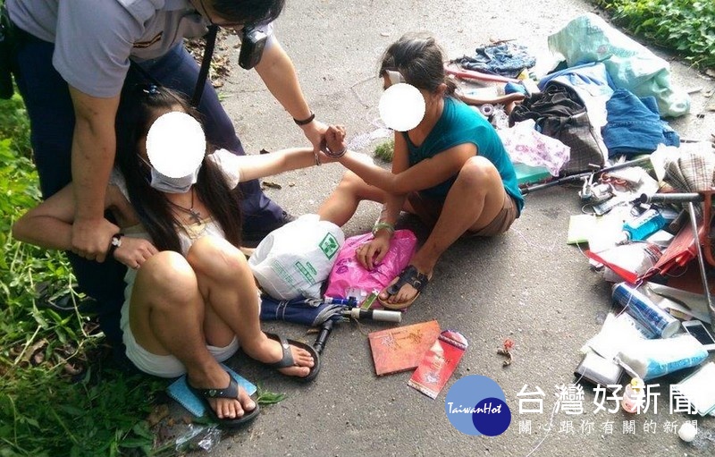 雙胞胎姐妹疑似吸毒後精神恍惚，將車內物品散落一地，又阻礙農民通路，遭警方查獲並起出毒品及吸食器。（記者陳昭宗翻攝）