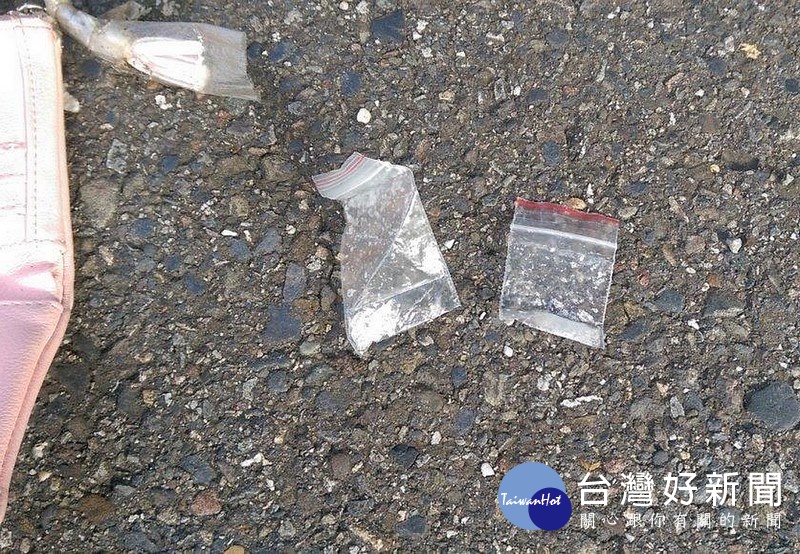 雙胞胎姐妹疑似吸毒後精神恍惚,將車內物品散落一地,又阻礙農民通路,遭警方查獲並起出毒品及吸食器。(記者陳昭宗翻攝)