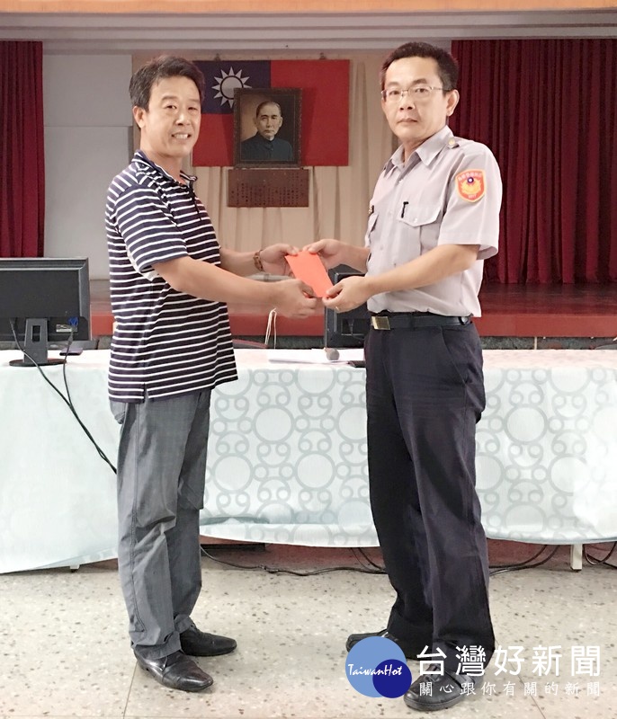 警友會北港辦事處主任林德明、站長王世賢,勉勵基層員警之辛勞,公開表揚勤、業務及工作績優員警。(記者陳昭宗拍攝)