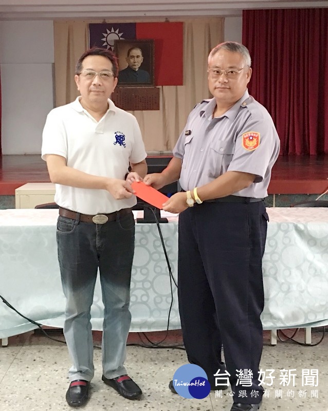 警友會北港辦事處主任林德明、站長王世賢,勉勵基層員警之辛勞,公開表揚勤、業務及工作績優員警。(記者陳昭宗拍攝)