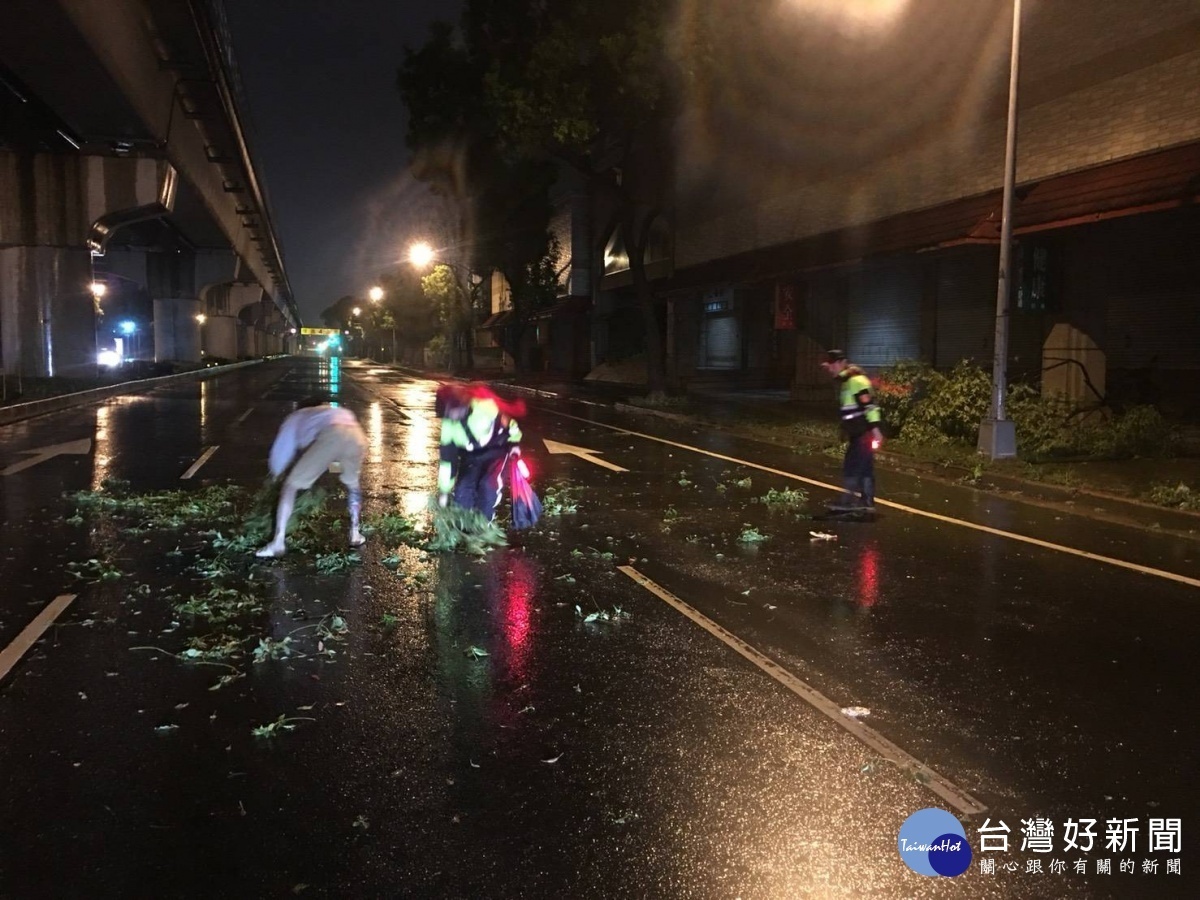 大埔派出所警民合作下將路樹移置路旁，排除障礙物淨空道路。