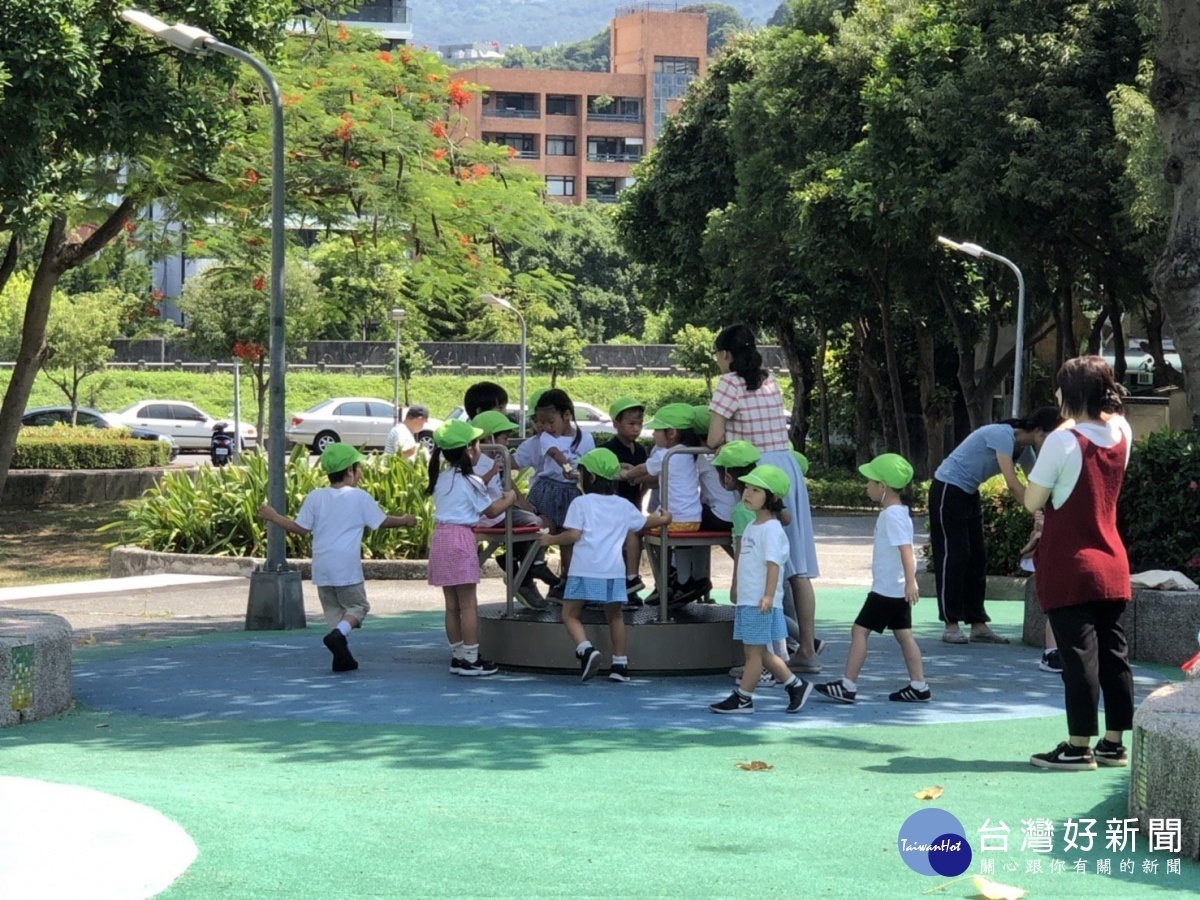 福志公園的「旋轉台」大小朋友都喜歡(圖/台北市政府提供)