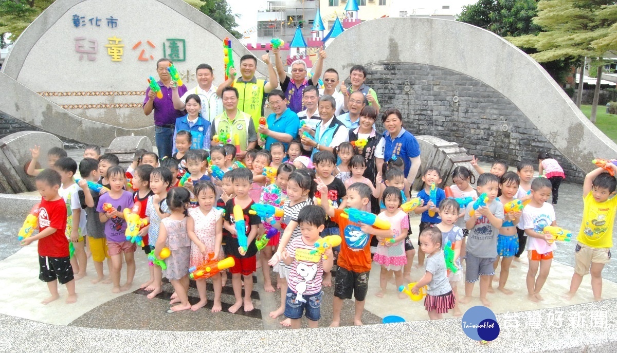 市長邱建富等人宣導市公所將自7月14日起至8月18日止分別舉辦4場既安全又有趣的夏日戲水與親子的活動。