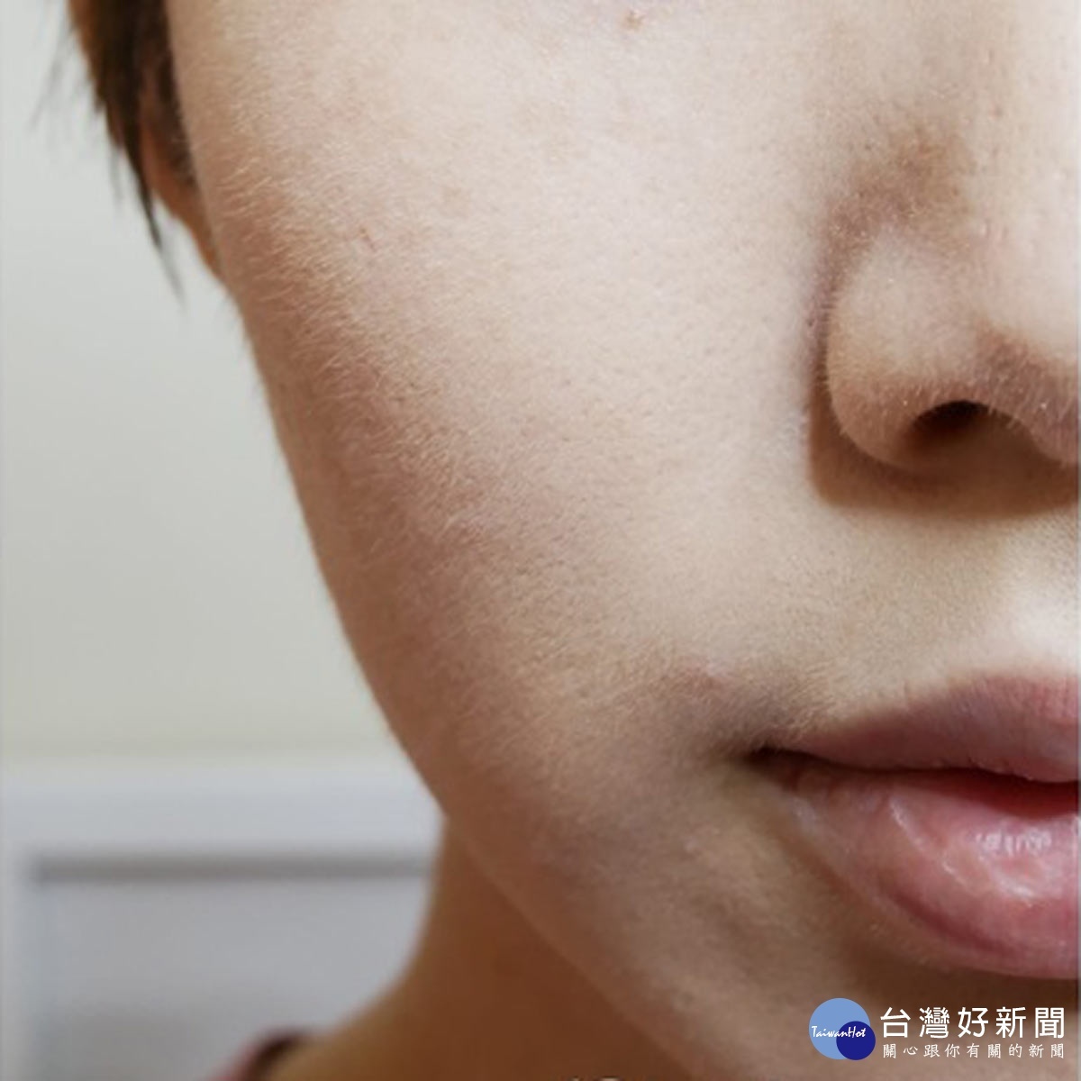 使用定妝噴霧前產生的粉霧感、無光澤感。台灣夏天濕熱的環境更讓底妝難逃浮粉、土石流的狀況。(圖/部落客美麗達人汀尼扣)