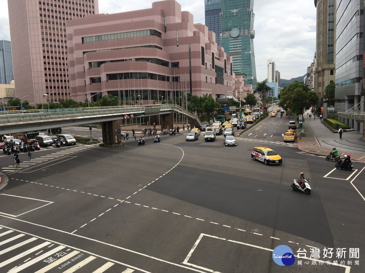 由於世貿人行陸橋平常較少人行走，再加上北市推廣人本交通政策，因此台北市工務局新建工程處從7月13日（週五）～107年8月2日（週四）止，將試封閉世貿人行陸橋，並研議拆除該陸橋。（圖／台北市工務局新建工程處）