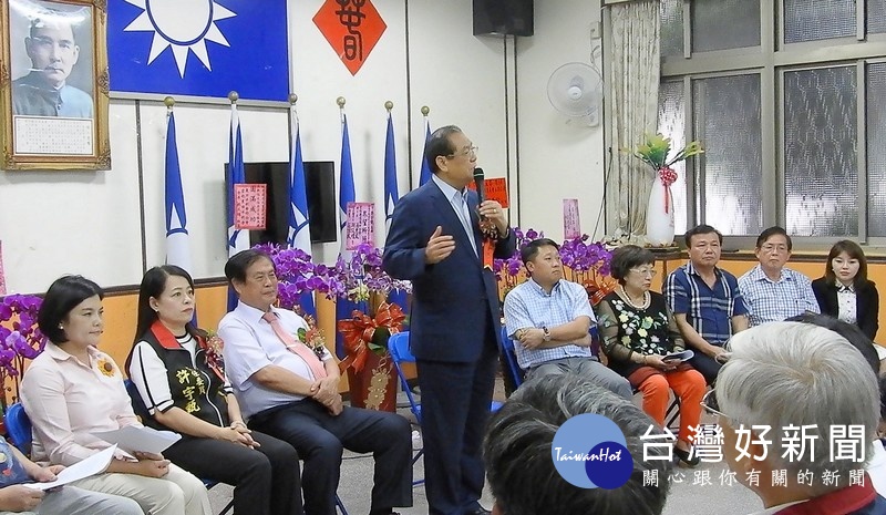 國民黨副主席曾永權頒發派任書予新任雲林黨部主委許宇甄,並為縣長參選人張麗善加油打氣。(記者陳昭宗拍攝)