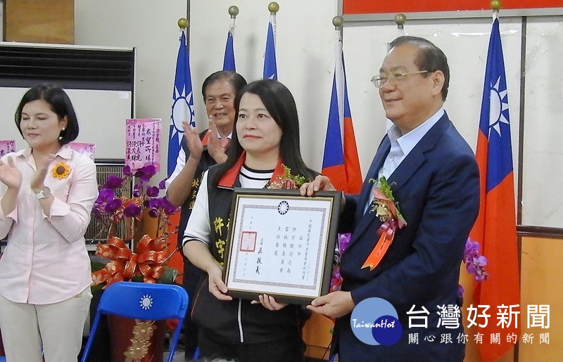 國民黨副主席曾永權頒發派任書予新任雲林黨部主委許宇甄,並為縣長參選人張麗善加油打氣。(記者陳昭宗拍攝)
