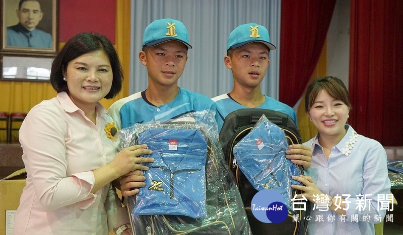 雲林少棒代表隊成績亮眼,青埔教育基金會董事長張麗善及立法院最高顧問張嘉郡特別致贈棒球裝備袋和風衣給全體隊員。(記者陳昭宗拍攝)