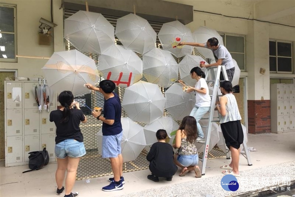長榮大學美術系師生彩繪雨傘裝置藝術。