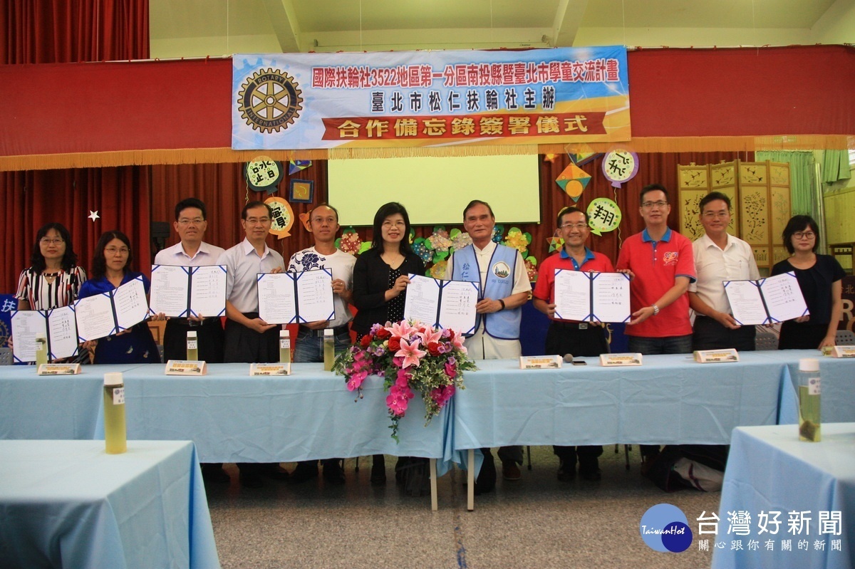 這次城鄉交流由張春雄社長(右五)牽成。(記者扶小萍攝)
