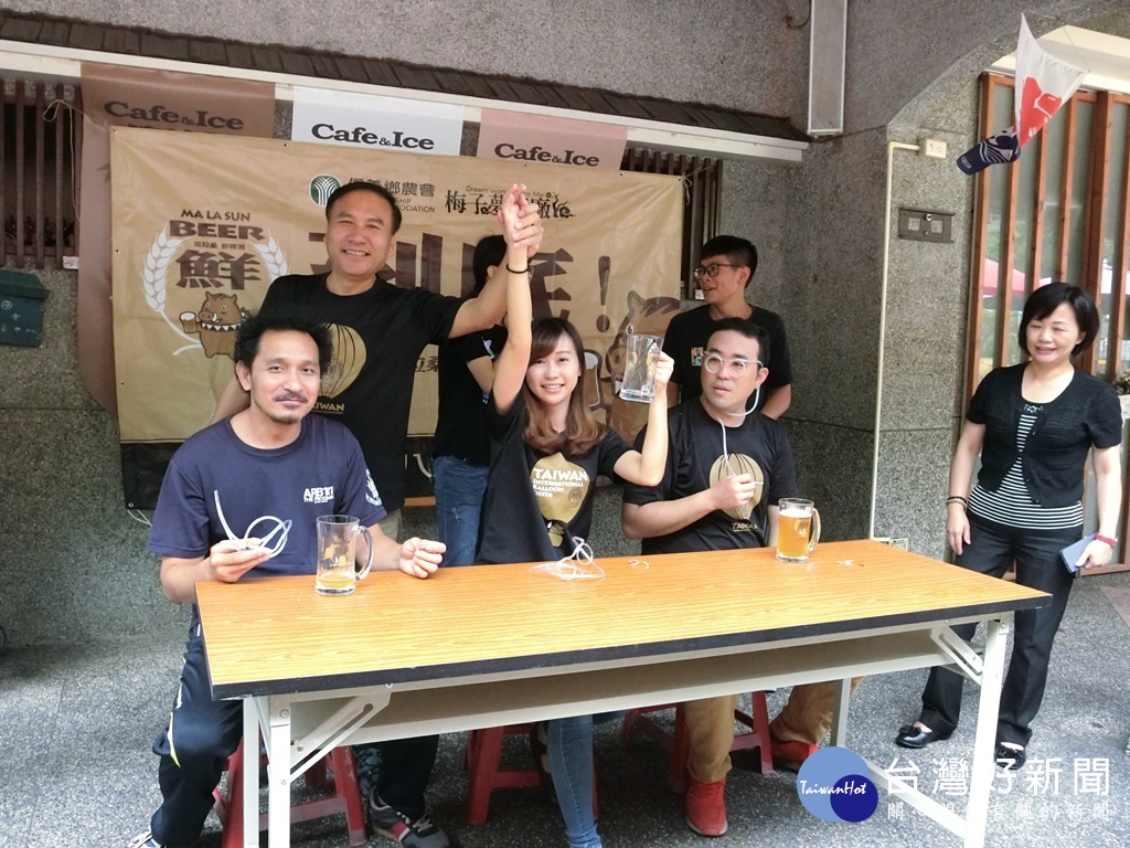信義鄉農會梅子夢工廠園區暑假期間推出舉辦「馬拉桑啤酒節」活動，13日在廠區內先小試喝啤酒比賽。(喝酒不開車、開車不喝酒)/（圖/記者賴淑禎攝）
