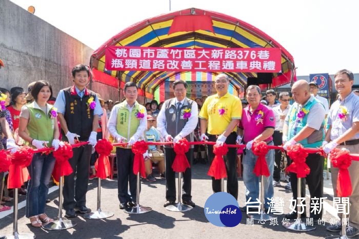 桃園市長鄭文燦,出席「蘆竹區大新路376巷瓶頸路段改善工程」通車典禮。