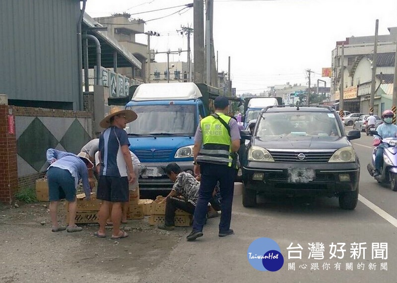 北港警方特於牛墟日實施清道專案,避免攤商車輛或消費者因違規停車及擺攤,影響其他用路人權益。