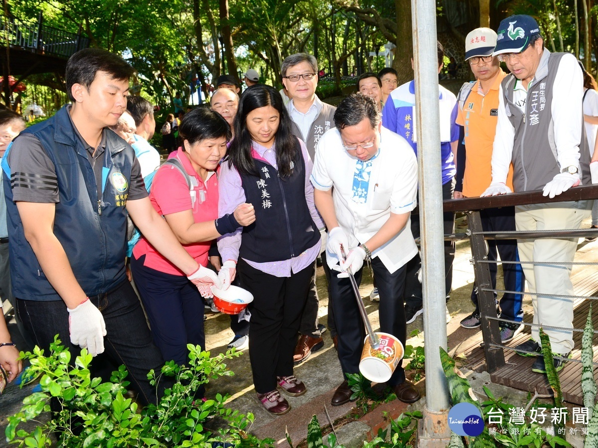 桃園市長鄭文燦率同環保志工在虎頭山公園淨山、動手做環保。