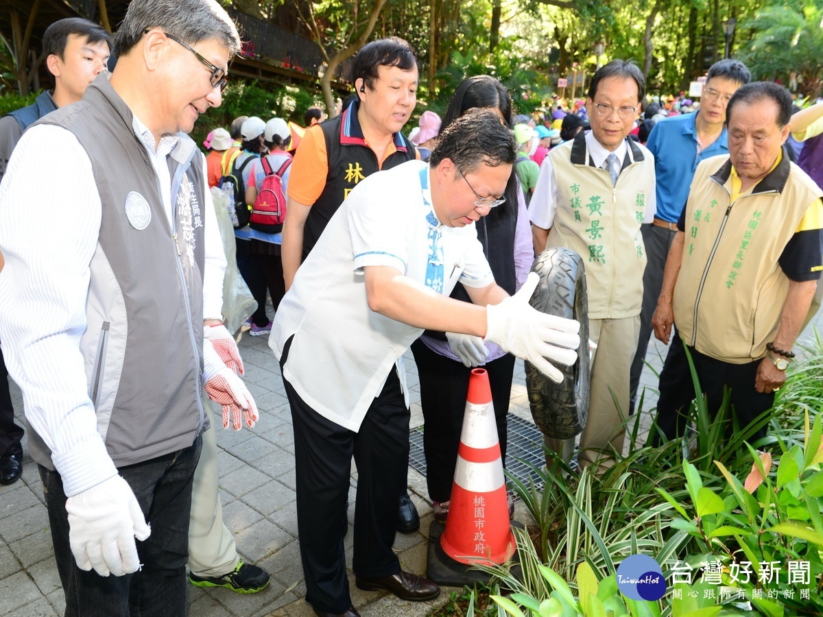 桃園市長鄭文燦率同環保志工在虎頭山公園淨山、清除積水容器，杜絕病媒蚊孳生源，減少傳染病肆虐的機會。