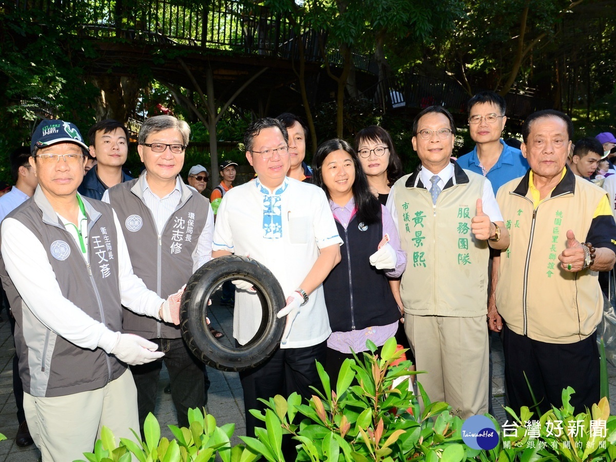 桃園市長鄭文燦率同環保志工在虎頭山公園淨山、清除積水容器，杜絕病媒蚊孳生源，減少傳染病肆虐的機會。