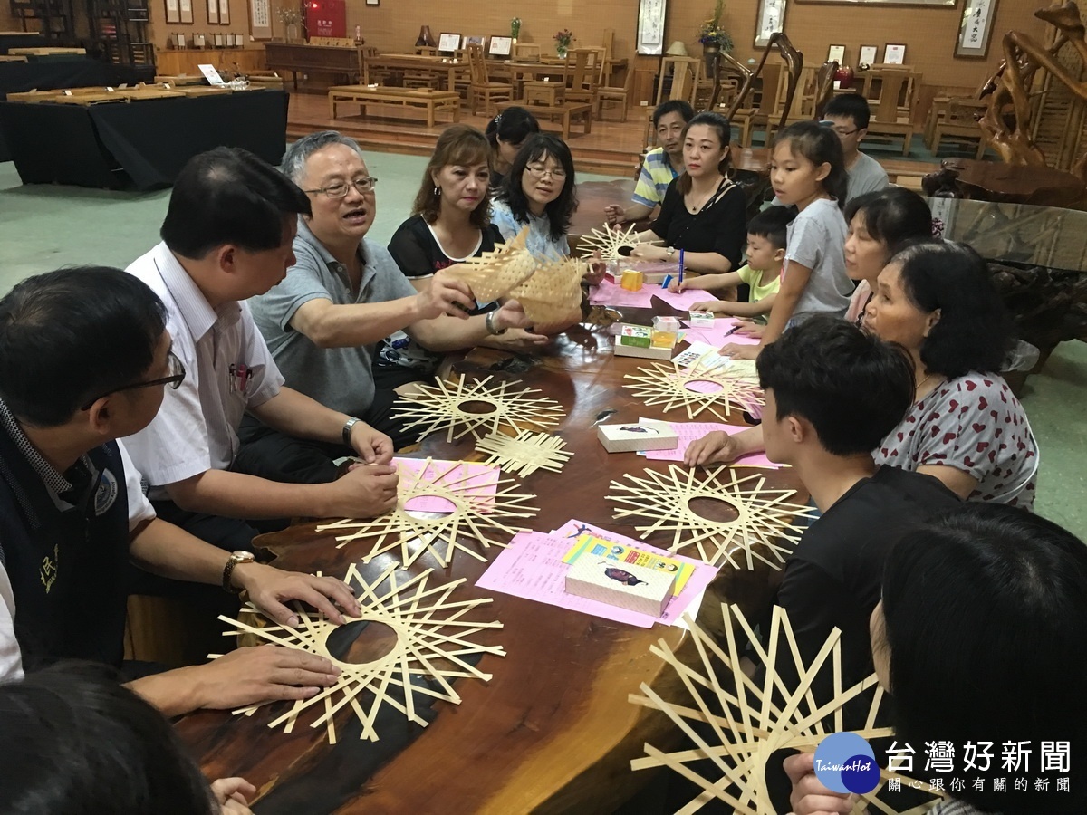 竹山班學員由戴政佑主講竹工藝文化的過去未來並學習編織。(記者扶小萍攝)
