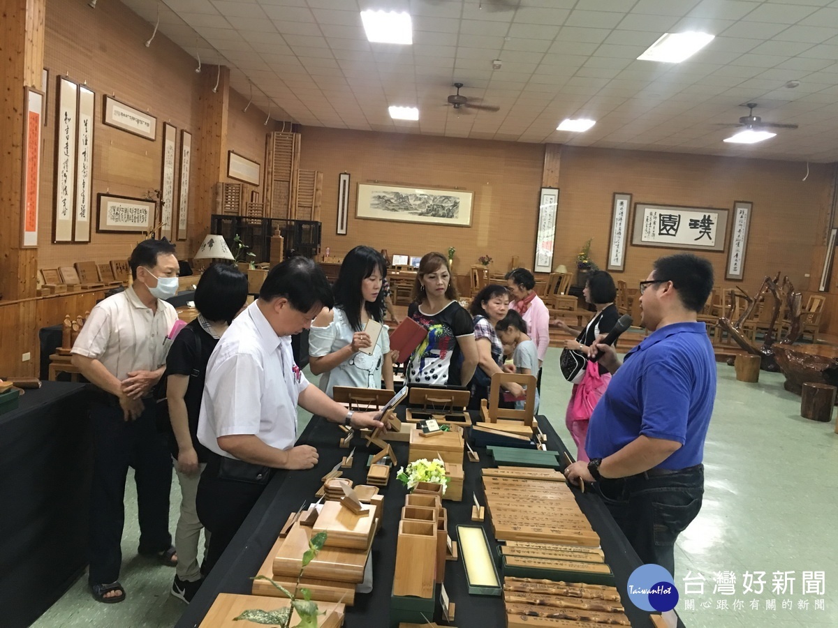 新住民學員參訪璞園竹製品讚不絕口。(記者扶小萍攝)