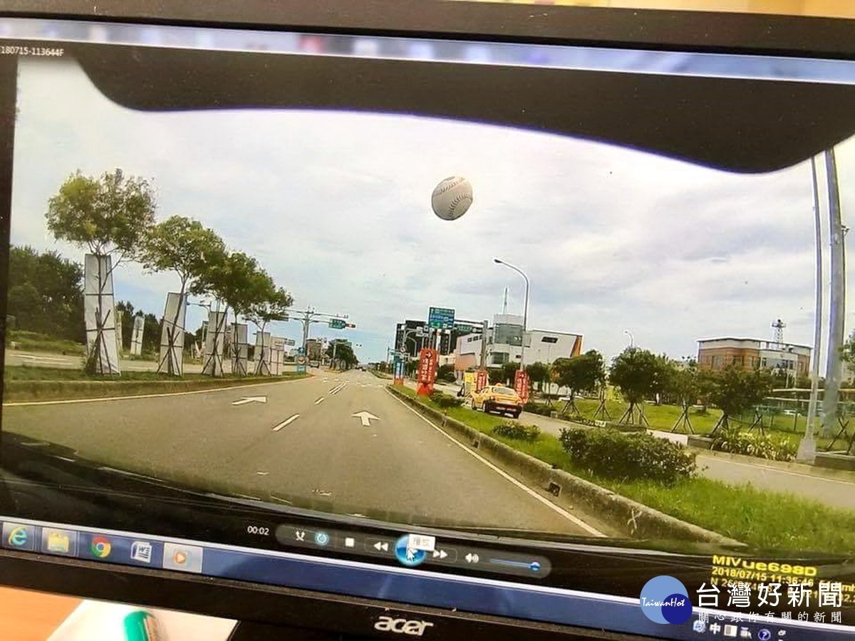 桃園市政府捷運工程局專門委員鄒淑霞座車的行車紀錄器錄下一個壘球朝向擋風玻璃飛來。