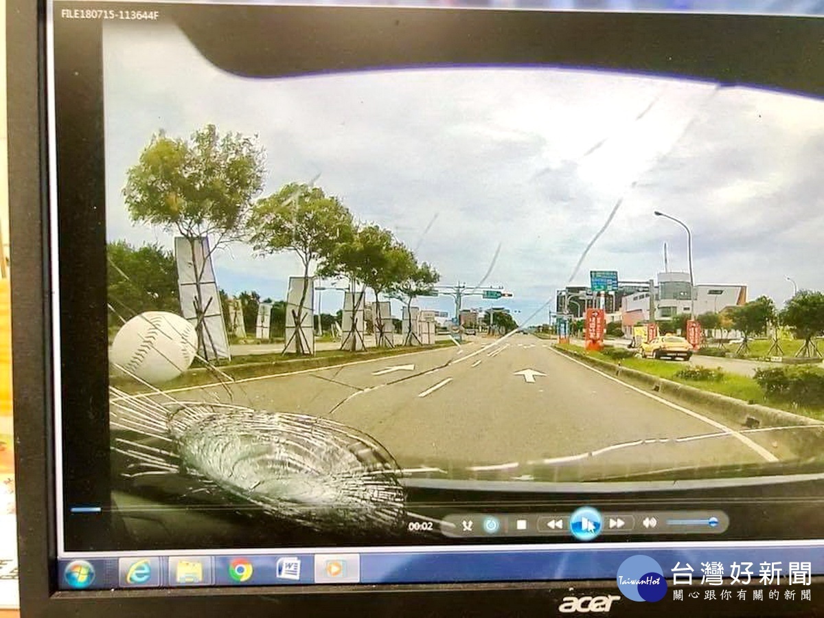桃園市政府捷運工程局專門委員鄒淑霞座車的行車紀錄器錄下擋風玻璃遭擊中碎裂的瞬間。