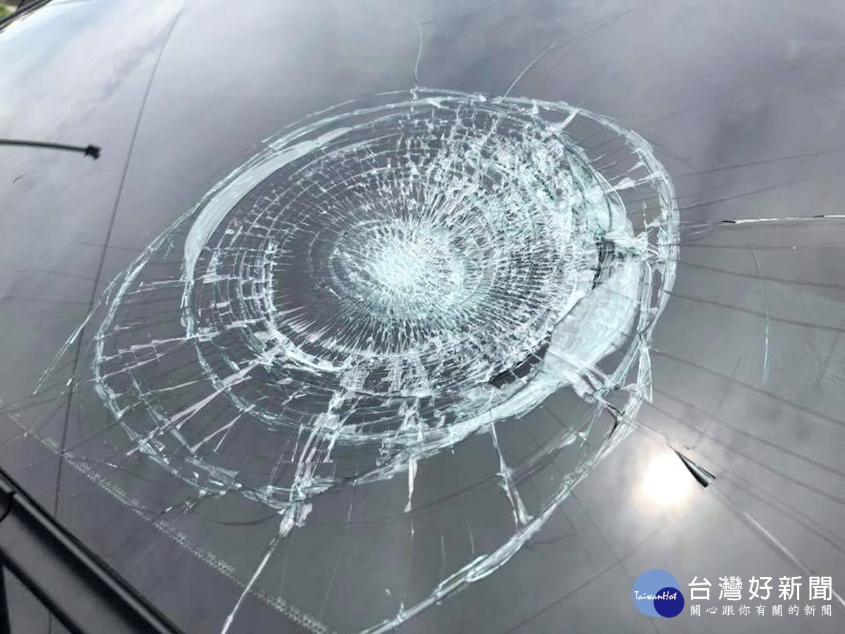 被大號的「 紅不讓」壘球擊中，桃園市政府捷運工程局專門委員鄒淑霞座車擋風玻璃破裂留下一個大洞。