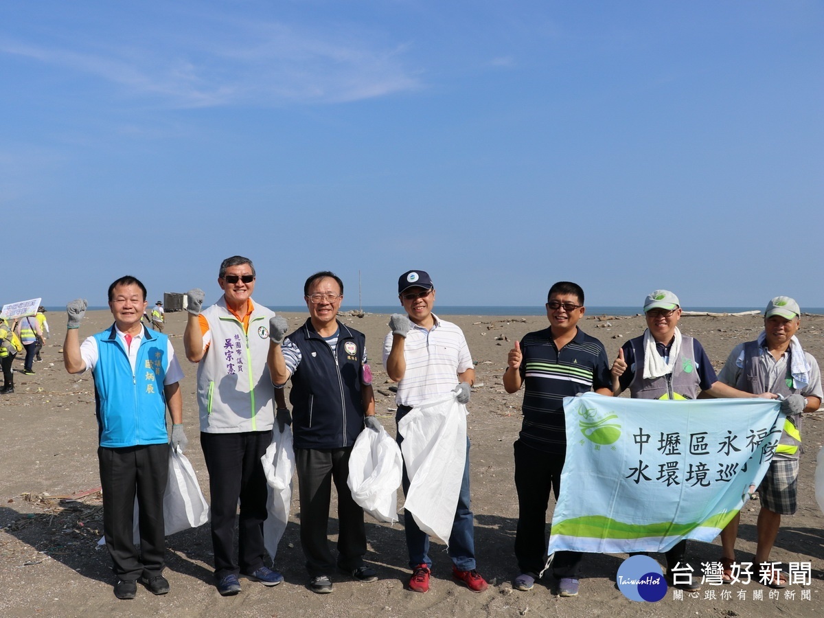 桃園市環保局主辦/的「月月淨灘」活動,在觀音區濱海遊憩區的沙灘展開。