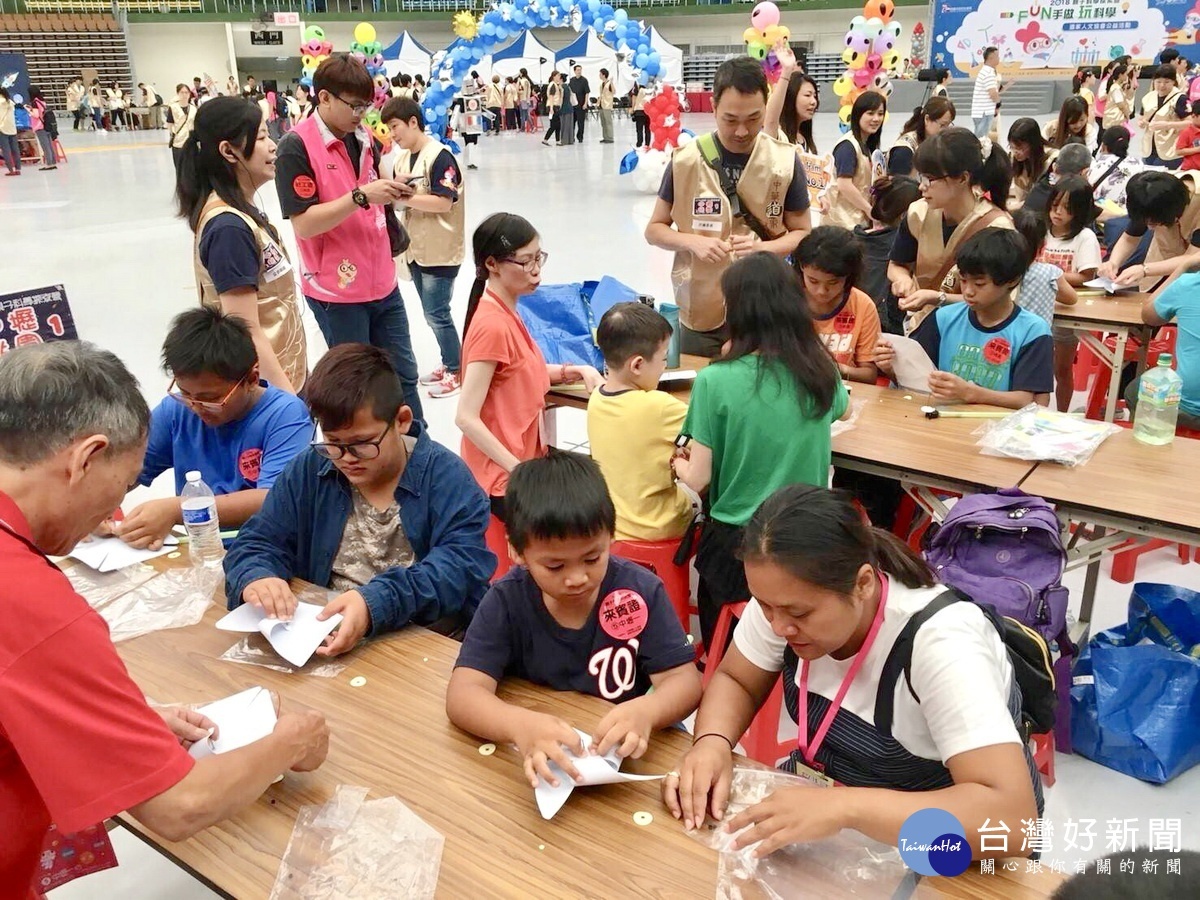 桃園市政府社會局在桃園市立體育館舉辦「Fun手作‧玩科學」～親子科學探索營。