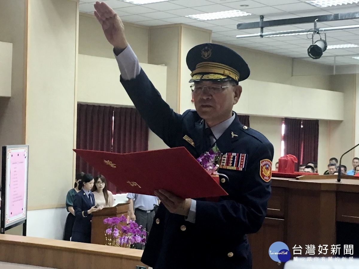 陳木樹局長進行宣誓。(記者扶小萍攝)