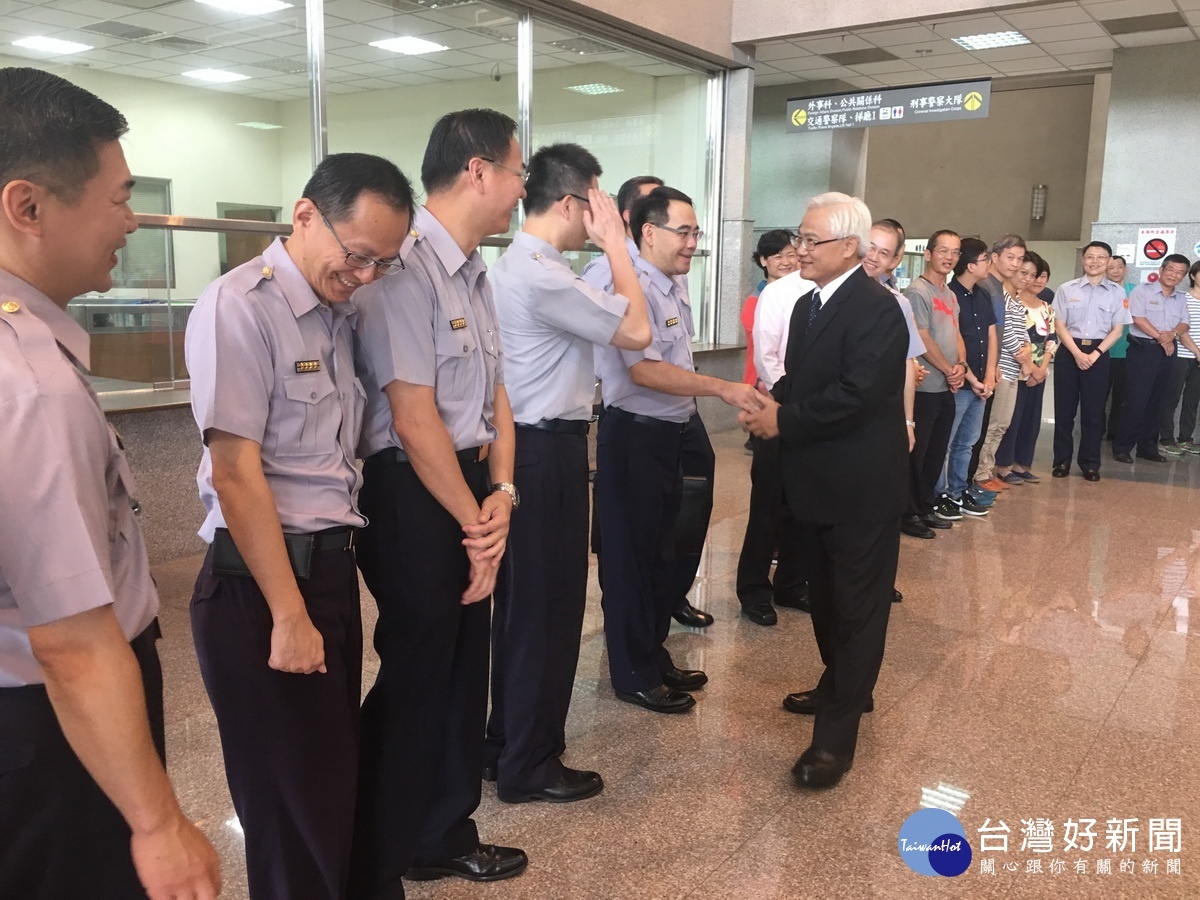 南投警察同仁列隊歡送邱局長北上履新。(記者扶小萍攝)