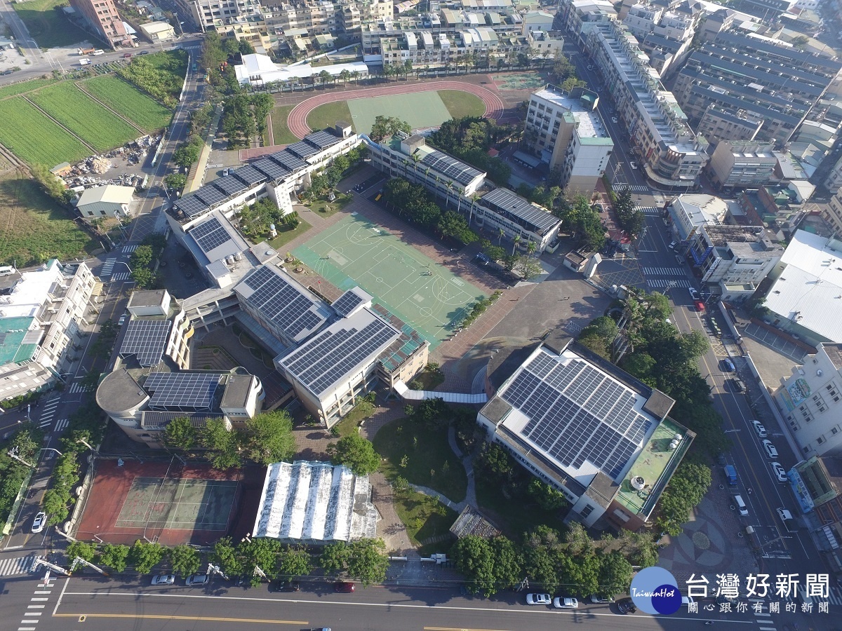 總統蔡英文視察彰化縣校園種電成果(空拍圖)。