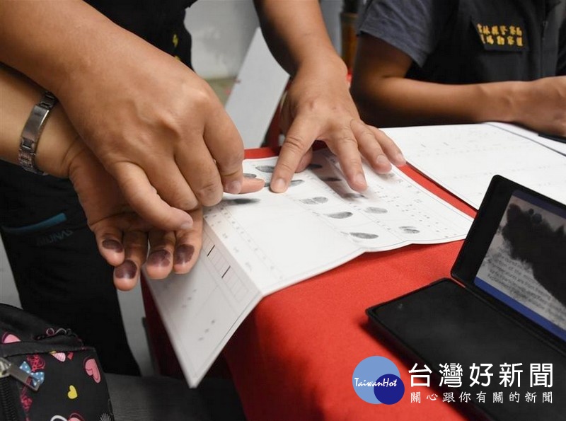 斗六警方結合就業博覽會強化犯罪預防宣導,亦提供「指紋按捺」建檔等便民服務。(記者陳昭宗拍攝)