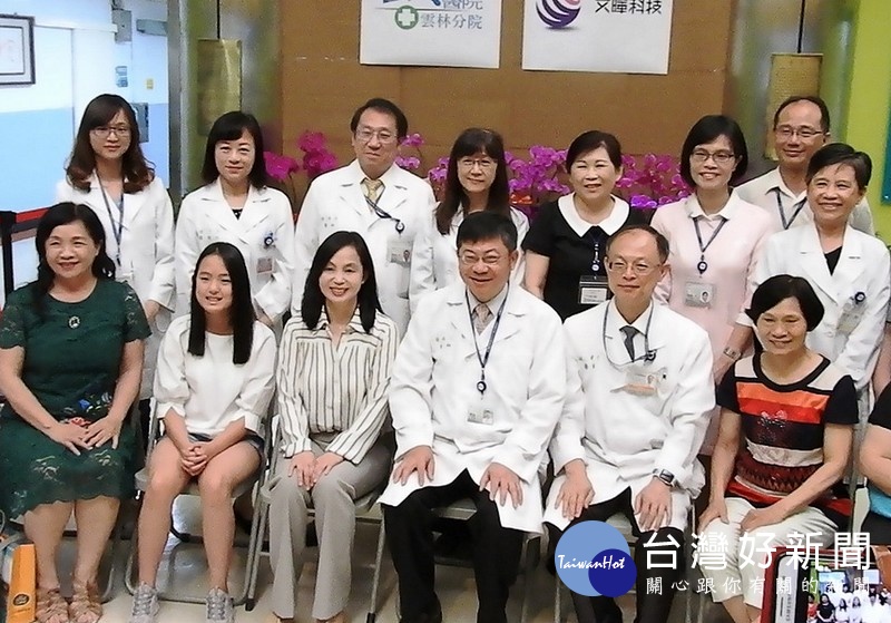 文曄科技執行董事許文紅回饋社會、愛護故鄉,捐贈臺大醫院雲林分院運輸貨車,有助提升服務品質。(記者陳昭宗拍攝)