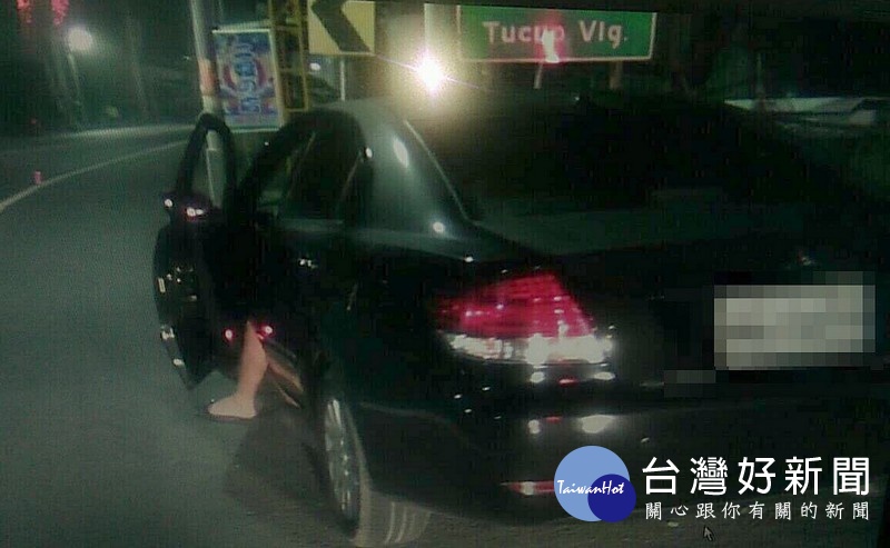 男子投機酒駕上路,卻因不勝酒力昏睡車內,巡警發現上前關心,進而查獲原是酒駕累犯依法送辦。(記者陳昭宗拍攝)