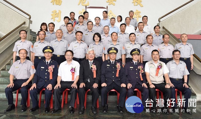 雲林縣警察局舉辦卸新任局長交接典禮,由縣長李進勇親臨主持,議長沈宗隆及多位縣議員、各級民代與會觀禮。(記者陳昭宗拍攝)